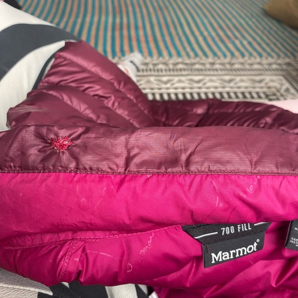 Marmot 700 Fill Women’s Duck Down PufferJacket Berry/Burgundy Large Small Flaw - Picture 2 of 14